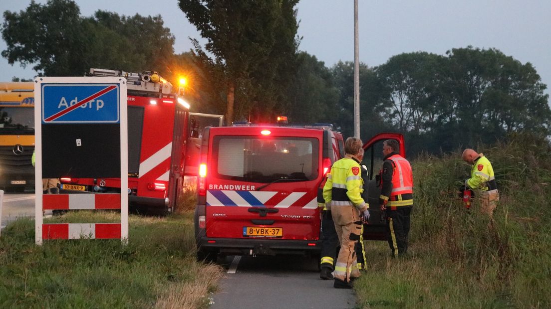 Hulpdiensten op de plek waar de paard in de sloot ligt