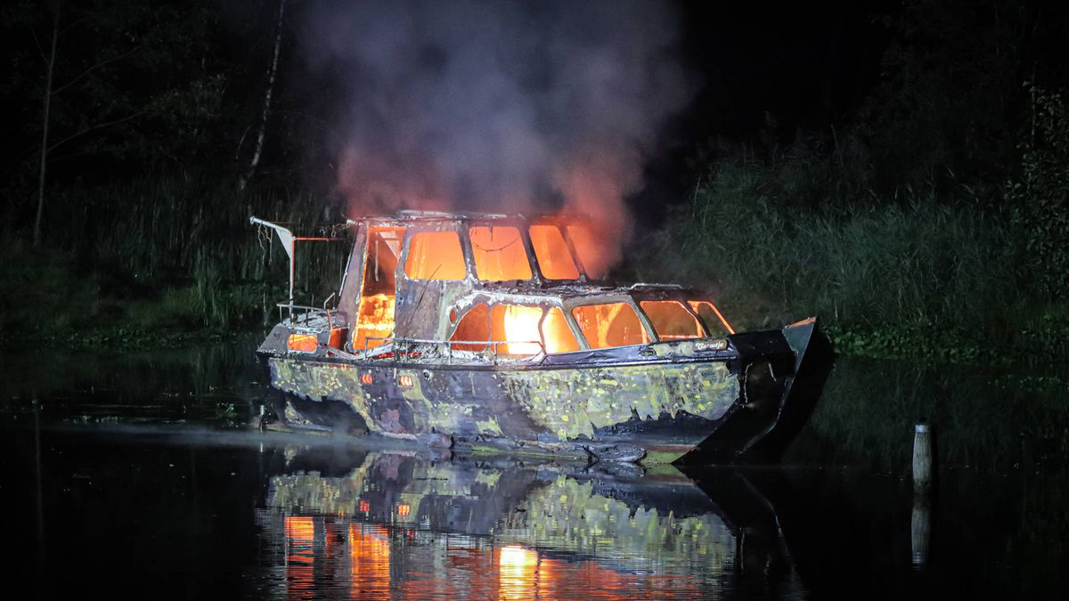 Brandende boot drijft op Koning Willem-Alexanderkanaal