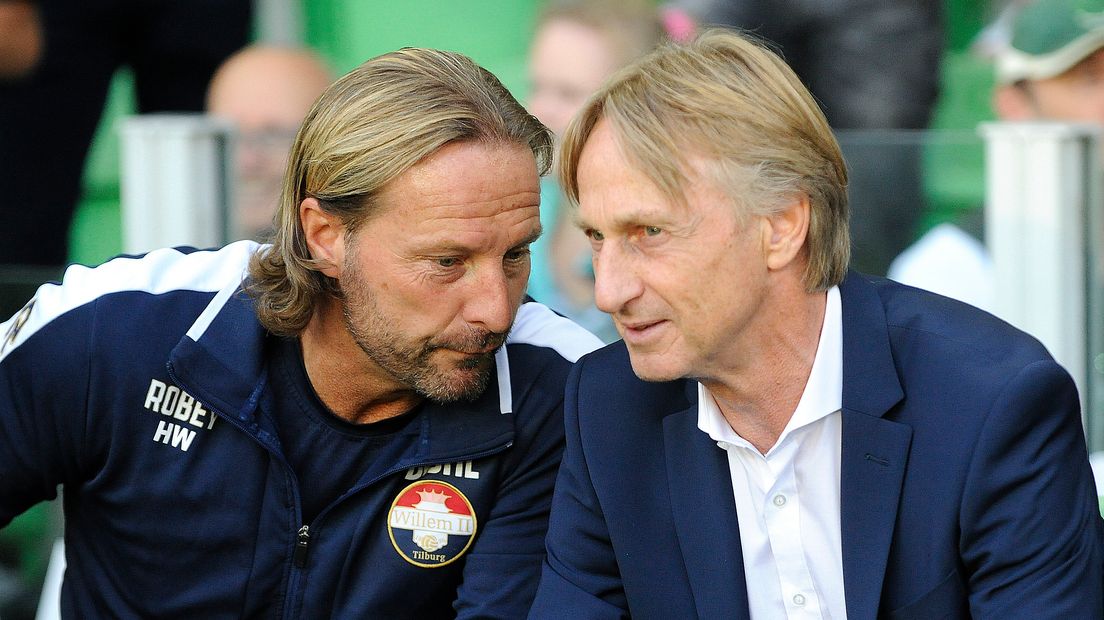 Adrie Koster (r) won op bezoek bij FC Groningen zijn eerste duel sinds zijn rentree