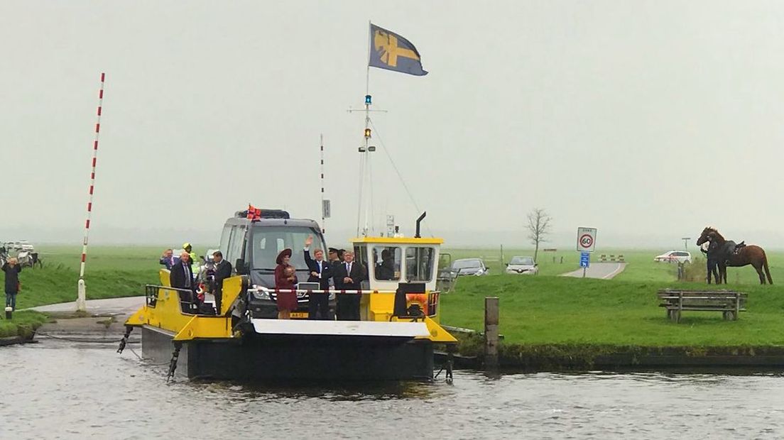 Koningspaar op het pontje naar Eemdijk.