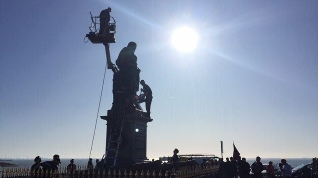 Oud-mariniers poetsen standbeeld Michiel de Ruyter: 'Het is toch een beetje de vader van het korps'