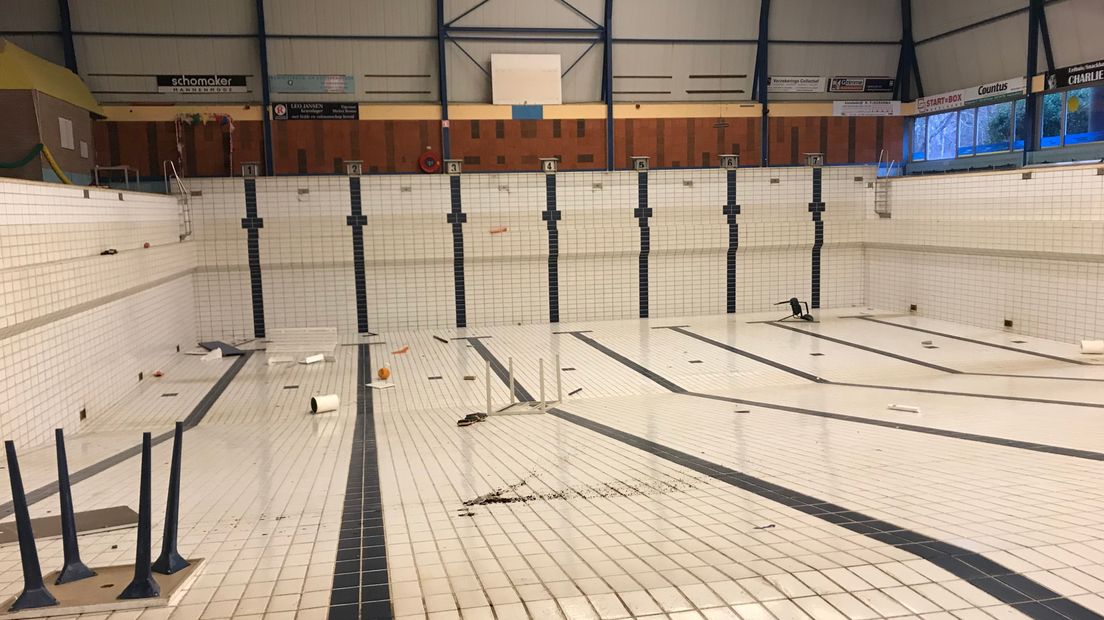 Tegel voor tegel wordt het bad gesloopt (Rechten: Janet Oortwijn/RTV Drenthe)