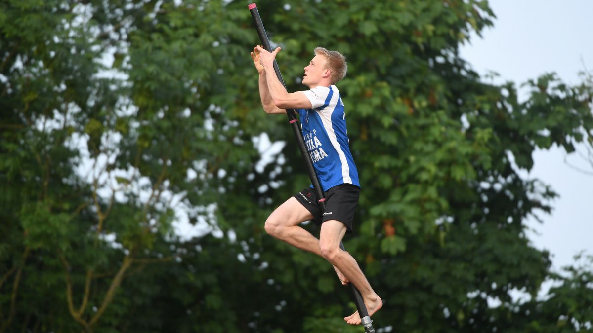 Rutger Haanstra en Inger Haanstra winnen bij het fierljeppen in Grijpskerk