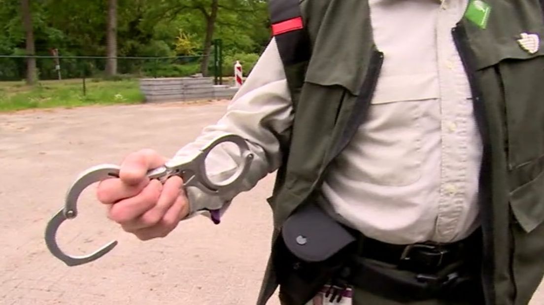 Naast handboeien krijgen boswachters nu ook een wapenstok (Rechten: RTV Drenthe)