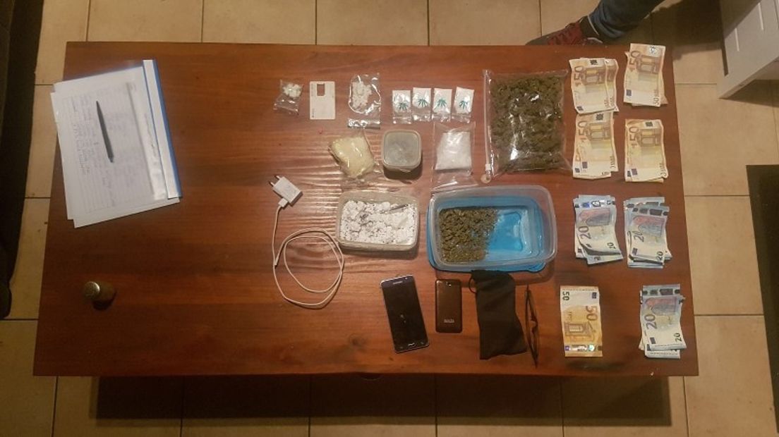 Bij de drugsactie vond de politie ongeveer 50 gram aan henneptoppen, 20 gram speed en vier zakjes met vermoedelijk cocaïne.