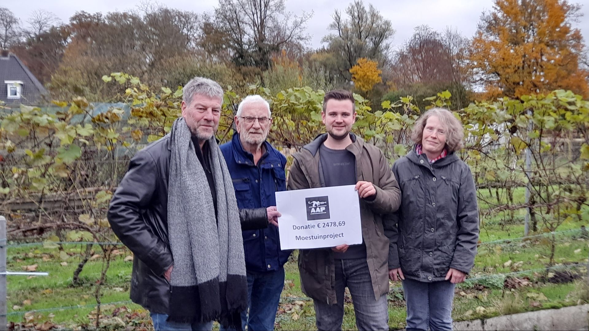 Links (oud) AAP voorzitter Richard Jongetjes, derde van Links Yoran Boland. Daartussen enkele vrijwilligers moestuinproject.