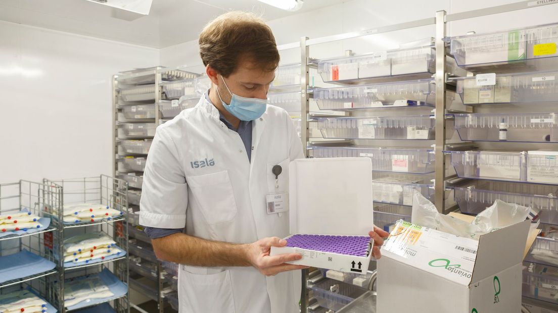 Apotheker Douwe van der Meer van Isala controleert de binnengekomen vaccins