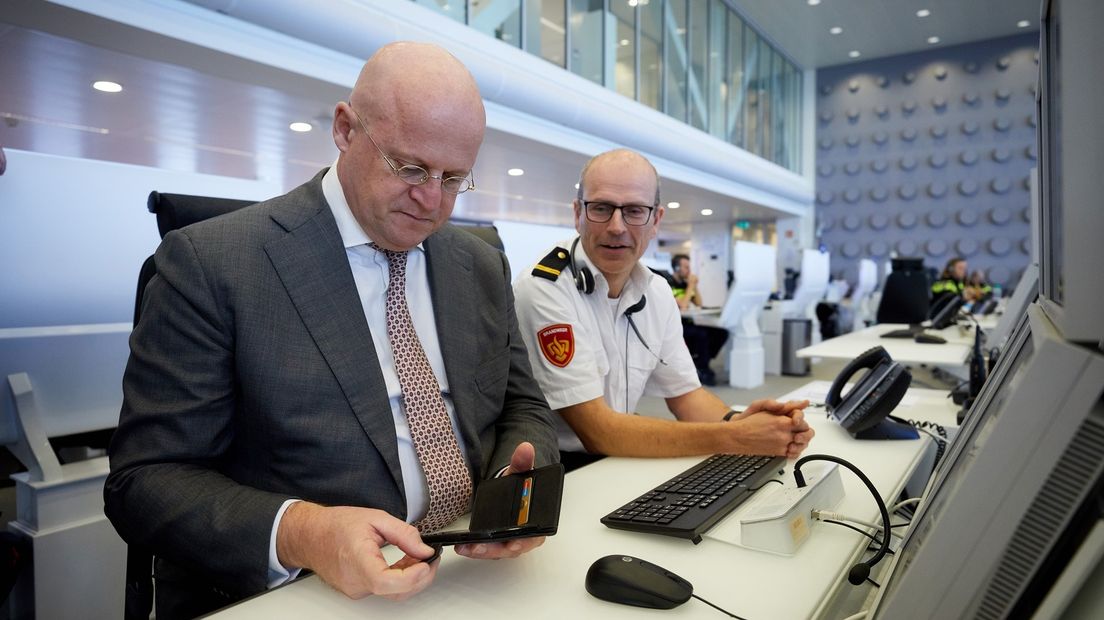 Minister Ferdinand Grapperhaus van Justitie en Veiligheid test een NL-Alert in een meldkamer.