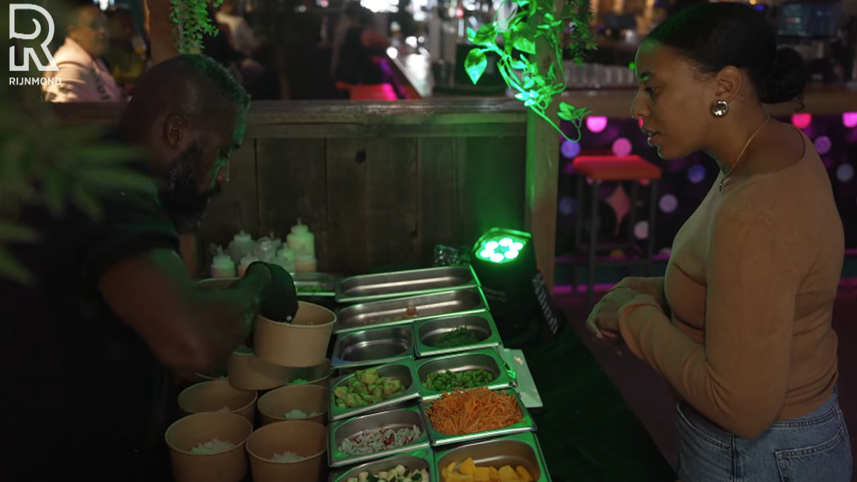 Er is onder meer een pokébowlstation.