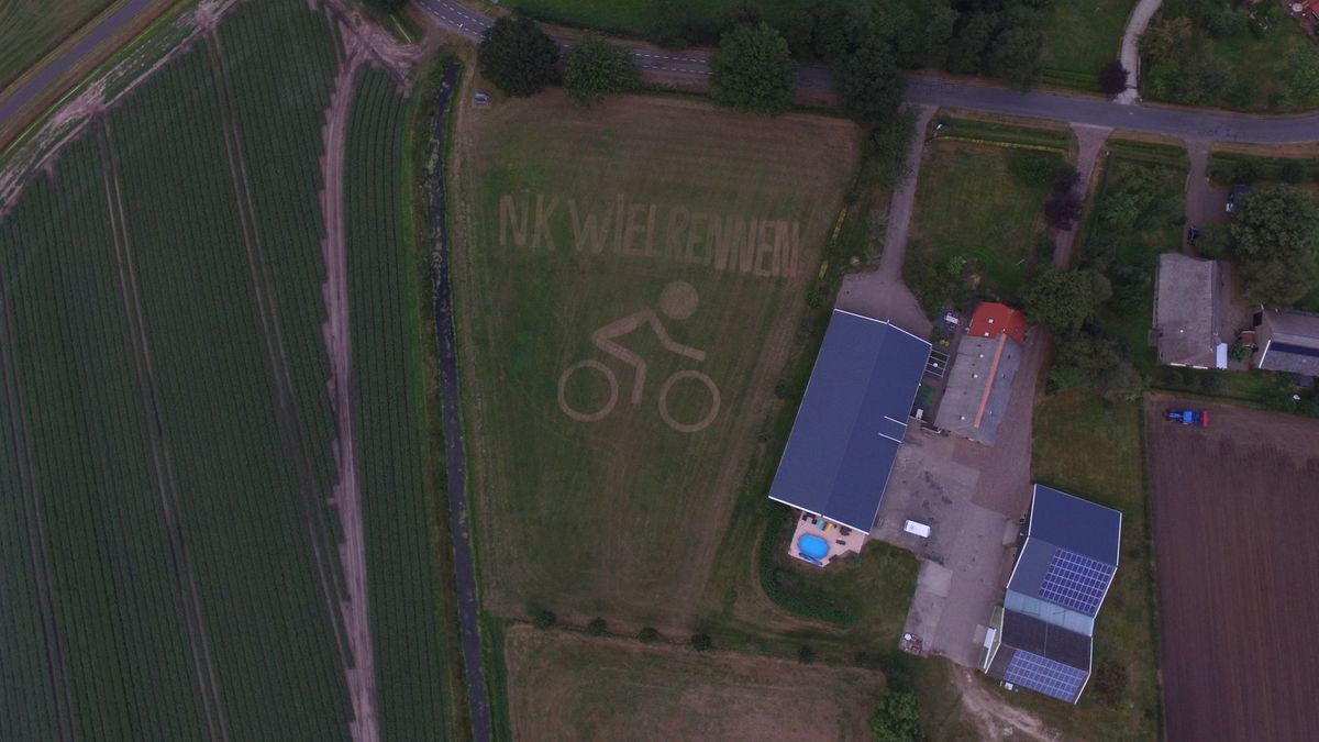 Gezin uit Drijber maakt kunstwerk in tuin voor NK Wielrennen