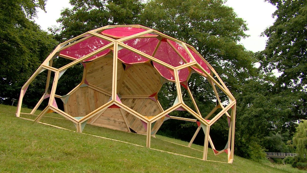 Hangend meubilair en staand slapen in een bunker: kunstmanifestatie Façade gaat van start