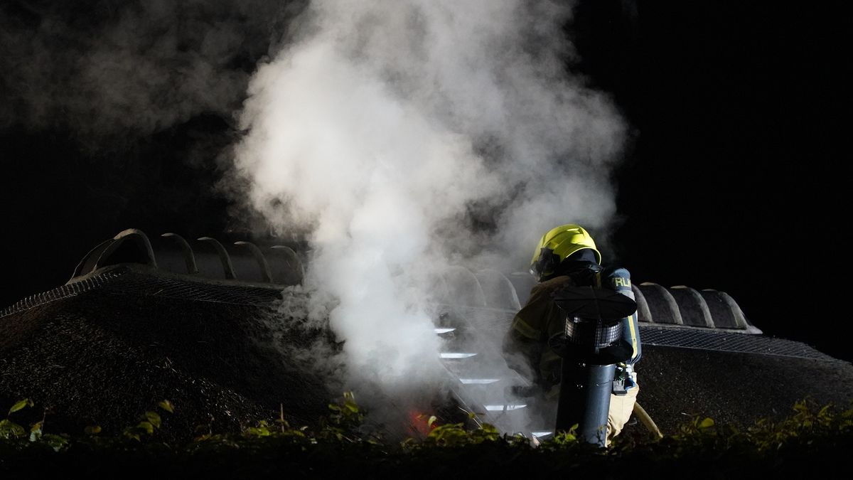 Tuinhuis zwaar beschadigd door brand in Swolgen