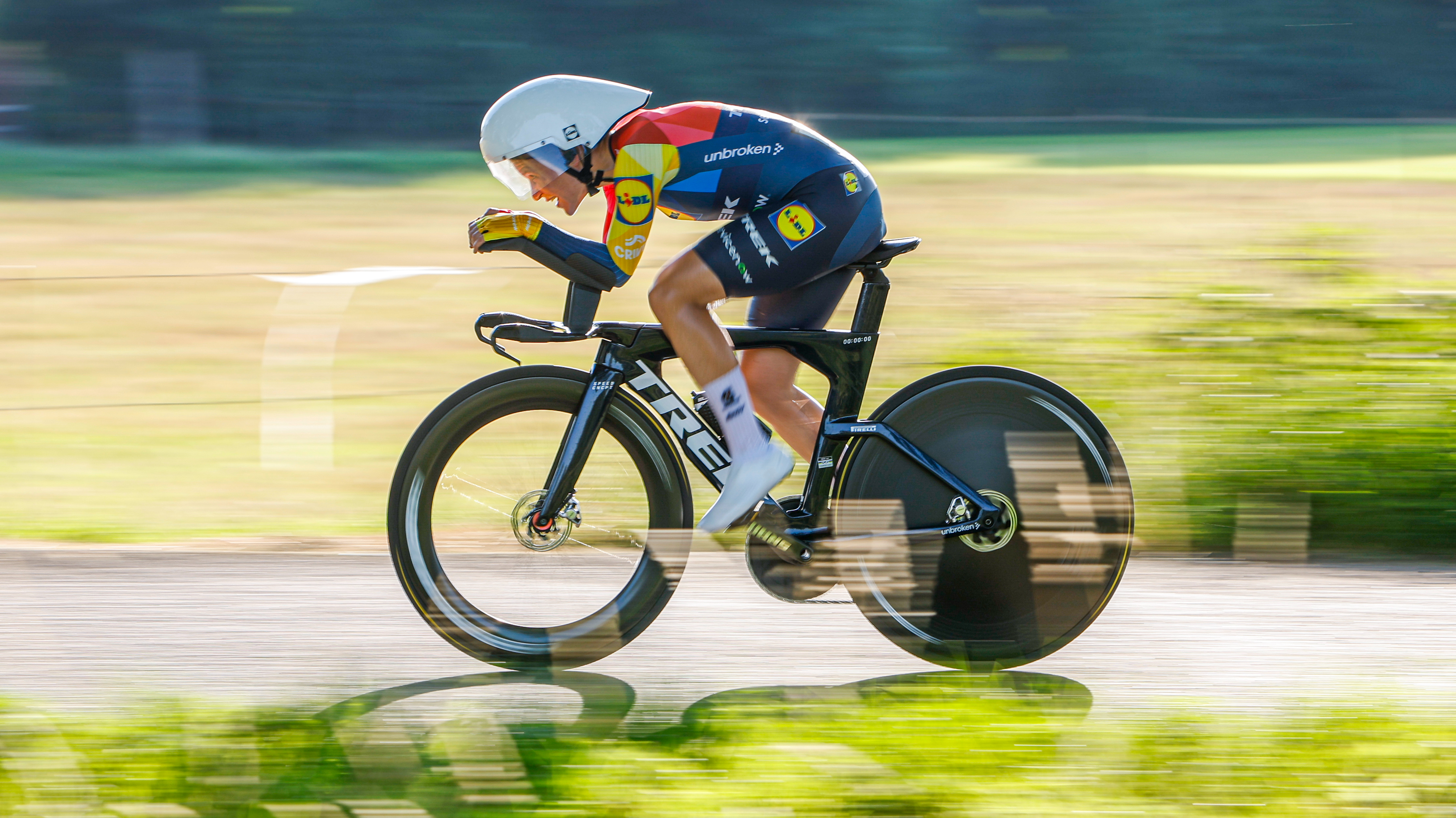 Adegeest sprint naar brons op NK wielrennen | Silke Tulk wint NK Klootschieten