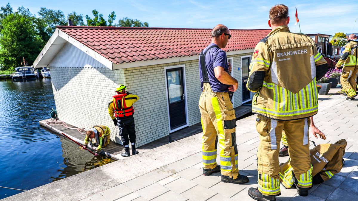 Woonark in Zwartsluis dreigt te zinken, maar bewoners zijn op vakantie