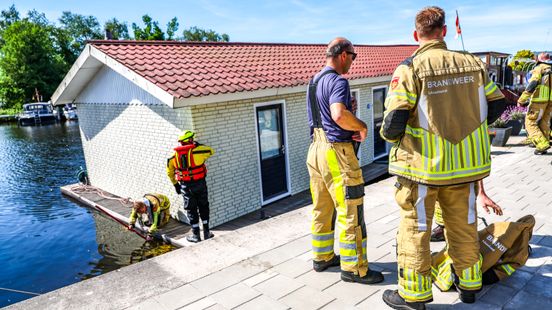 Woonark in Zwartsluis dreigt te zinken, maar bewoners zijn op vakantie Home