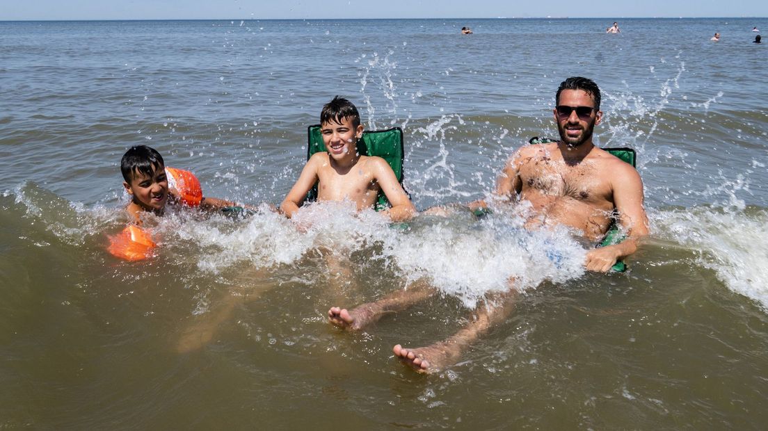 Verkoeling zoeken in de zee bij Scheveningen