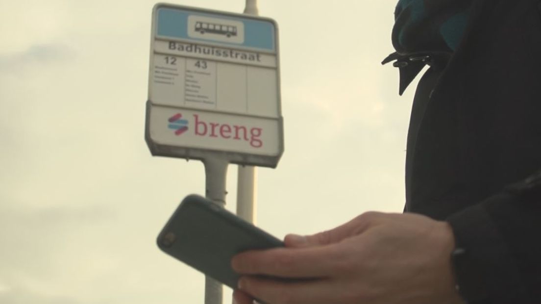 Je vervoer regelen met een app. Vanaf morgen kan de reiziger het testen bij vervoerder Breng in Arnhem en Nijmegen. Breng Flex, heet het nieuwe systeem. In de aanloop naar de lancering wordt druk geoefend om de app zonder piepen en kraken goed in de lucht te krijgen.