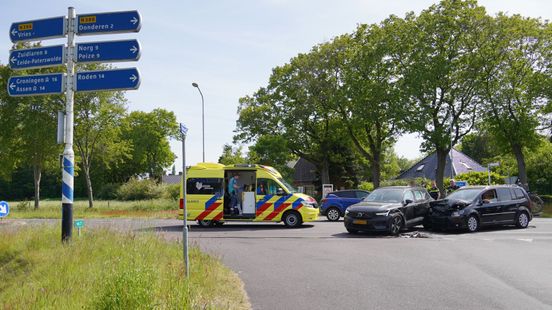 Twee gewonden na botsing tussen autos bij Vries. Twee gewonden na botsing tussen autos bij Vries.