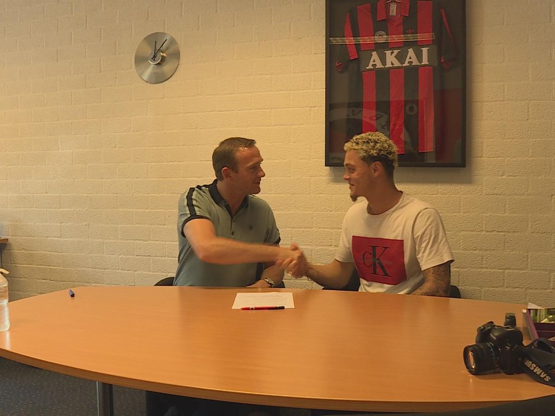 Joël Zwarts (r) en Ferry de Haan na het tekenen van zijn contract.