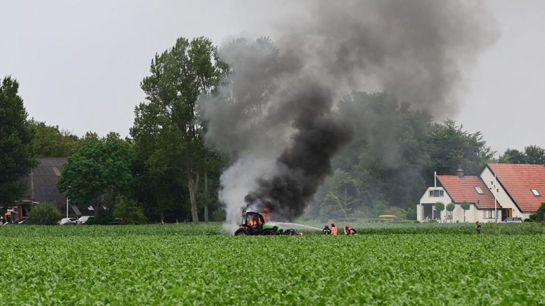 De tractor vatte even na drie uur maandagmiddag vlam