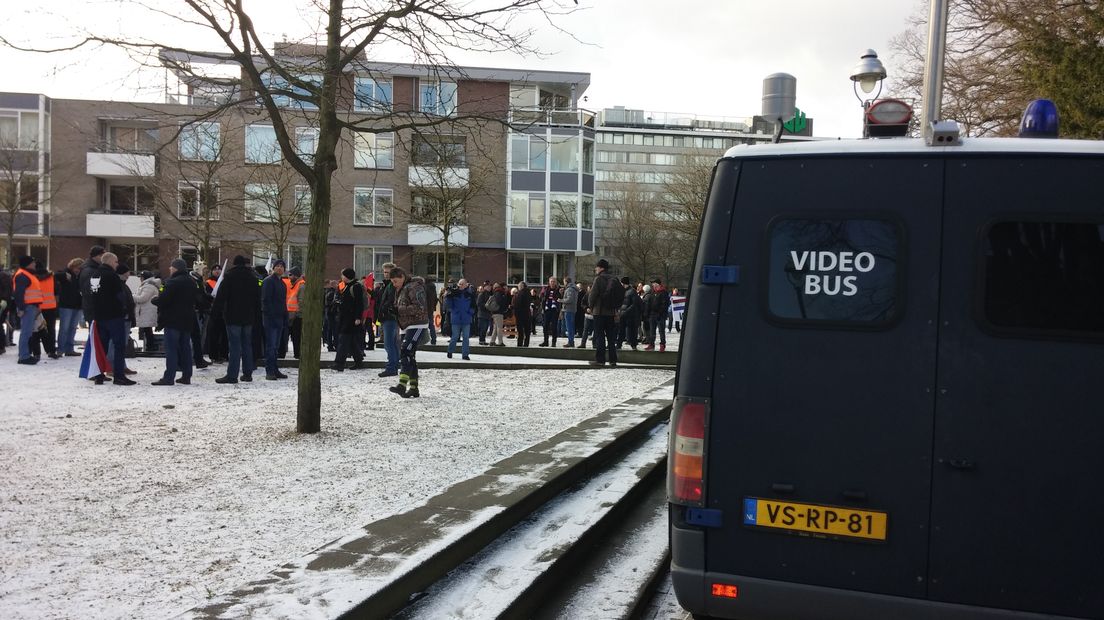 Bij de protestactie van anti-islambeweging Pegida in Apeldoorn zijn zondagmiddag vier aanhoudingen verricht. Dat meldt de politie.