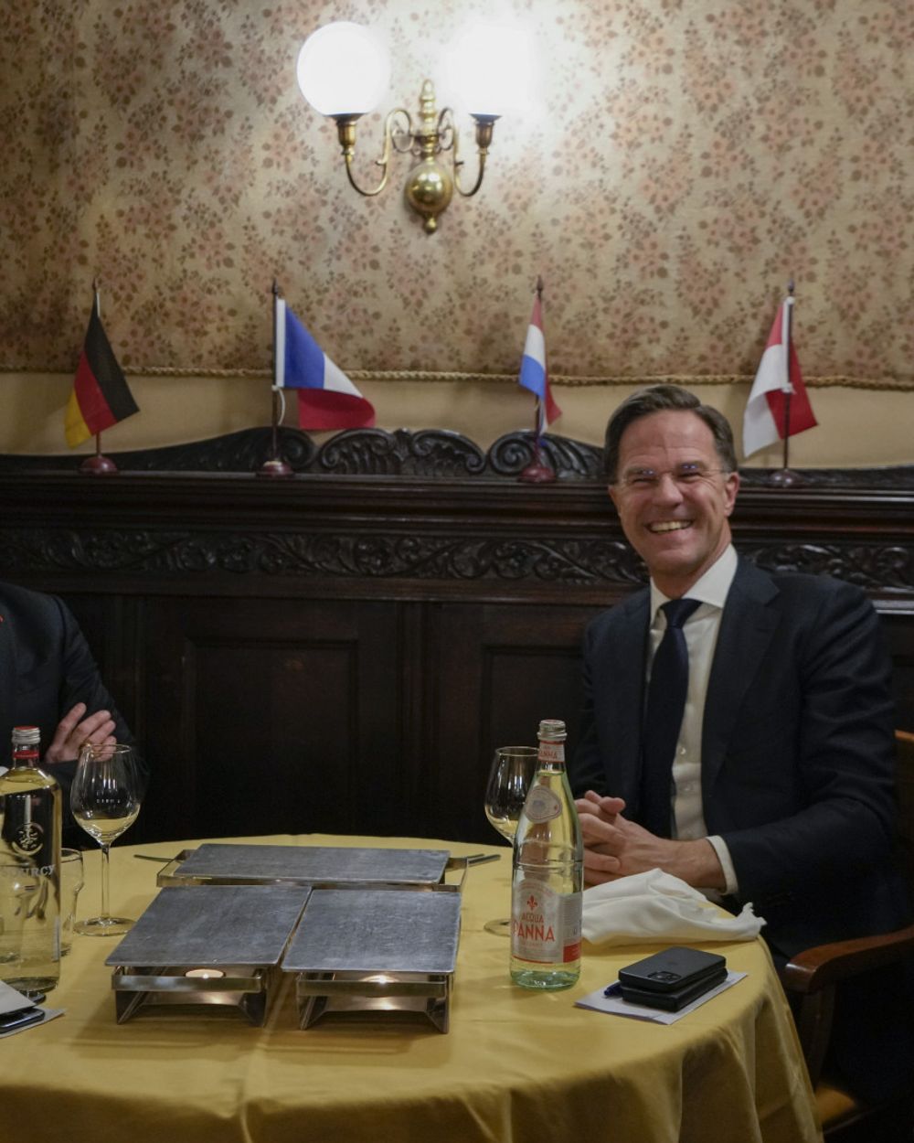 Nieuw boek over Mark Rutte geeft inzicht in zijn persoon: 'Hij laat je ...