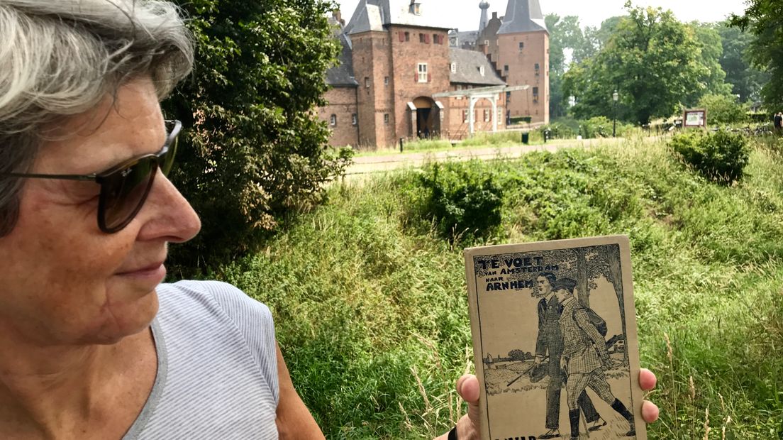 De oudste ANWB-wandelroute van ons land is ruim 100 jaar oud. Hij loopt van Amsterdam naar Arnhem. De wandeltocht Te voet van Amsterdam naar Arnhem bestaat al sinds 1914. De laatste van de zes etappes loopt door Gelderland.