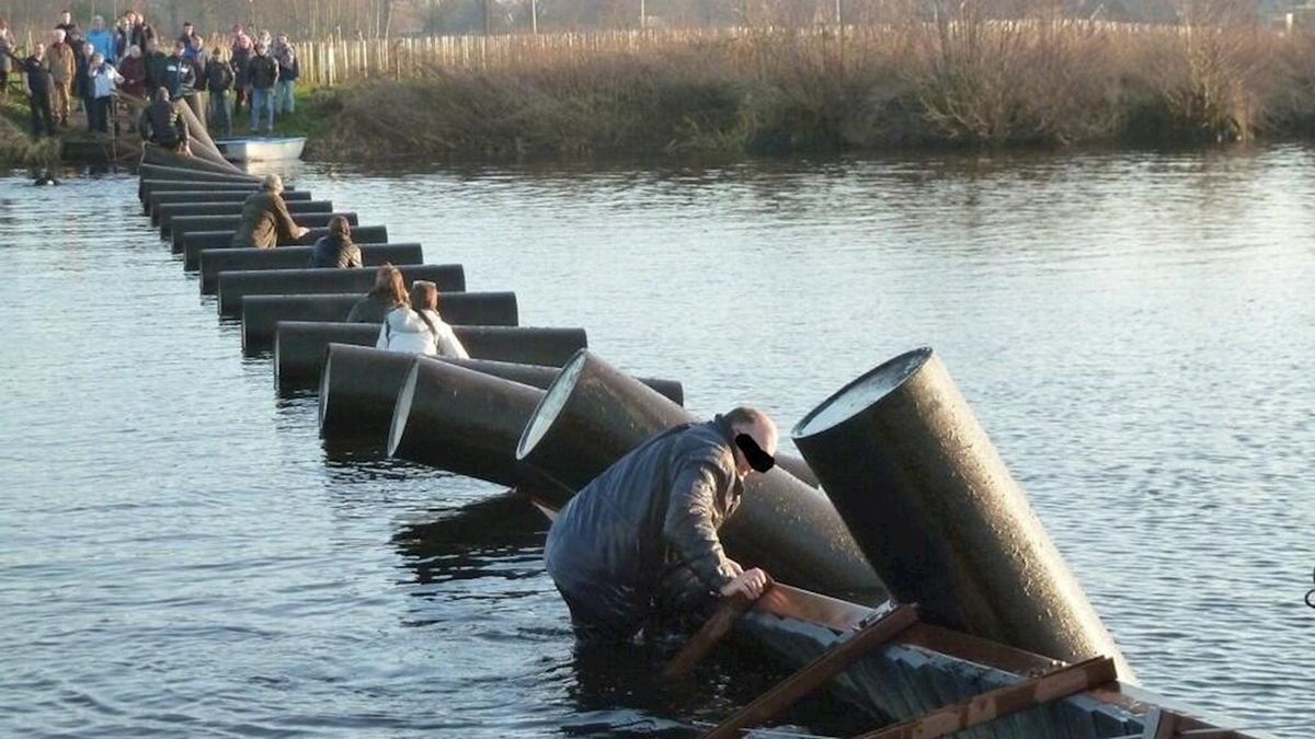 Wandelaars vertrouwden gekantelde brug bij Den Nul al niet