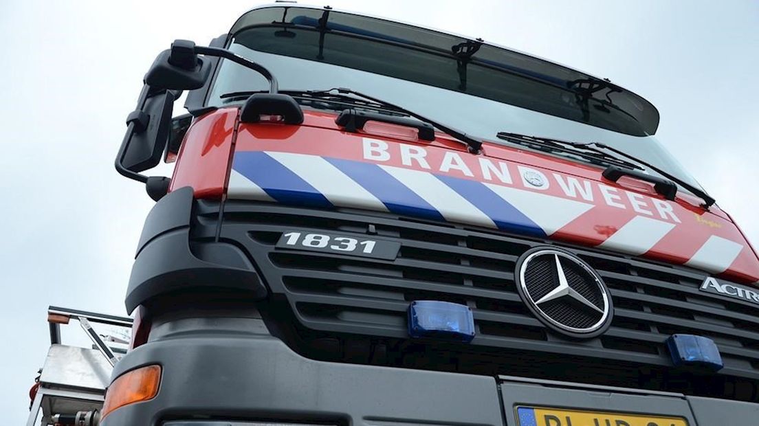 Brandweer ruimt oliespoor van strooiwagen op in Losser