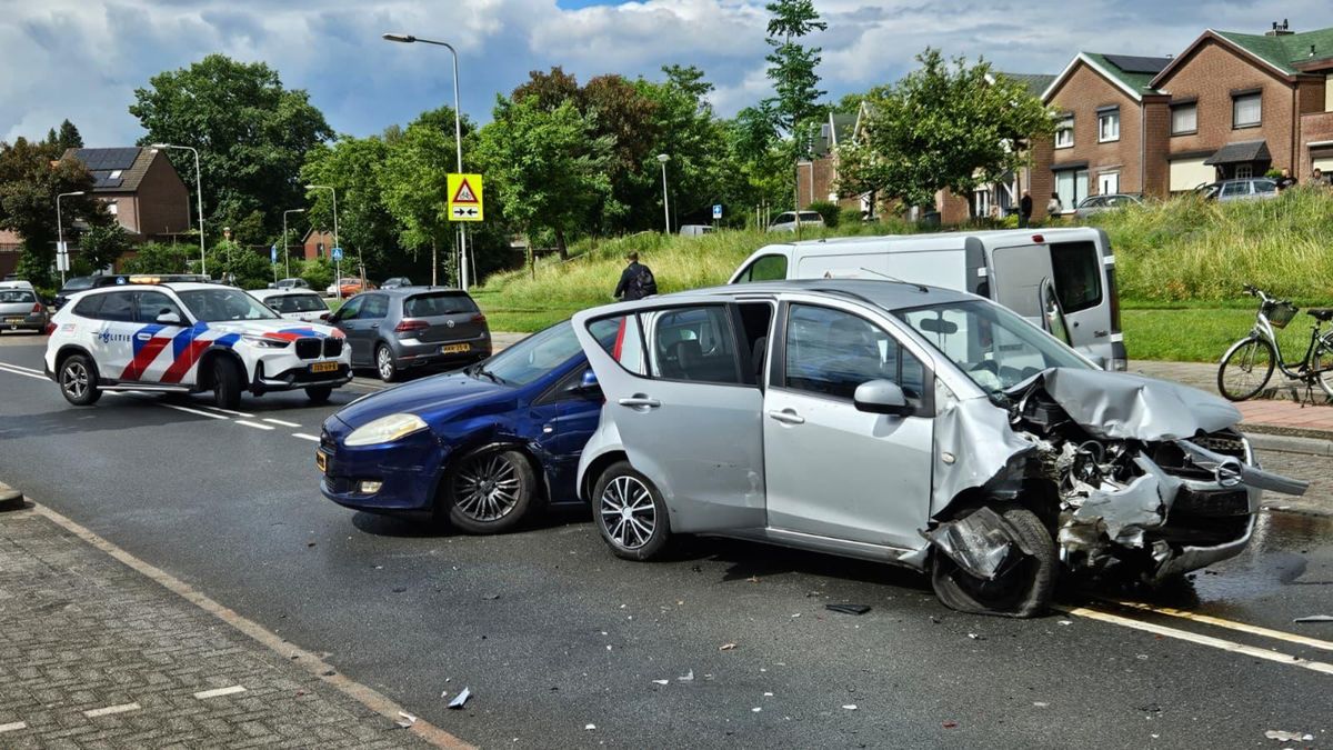Botsing met geparkeerde auto Roermond: inzittenden op de vlucht