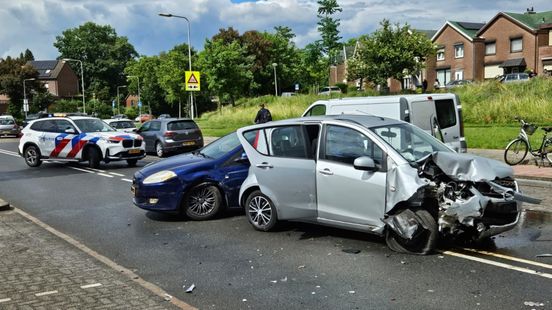Botsing met geparkeerde auto Roermond: inzittenden op de vlucht. Botsing met geparkeerde auto Roermond: inzittenden op de vlucht.