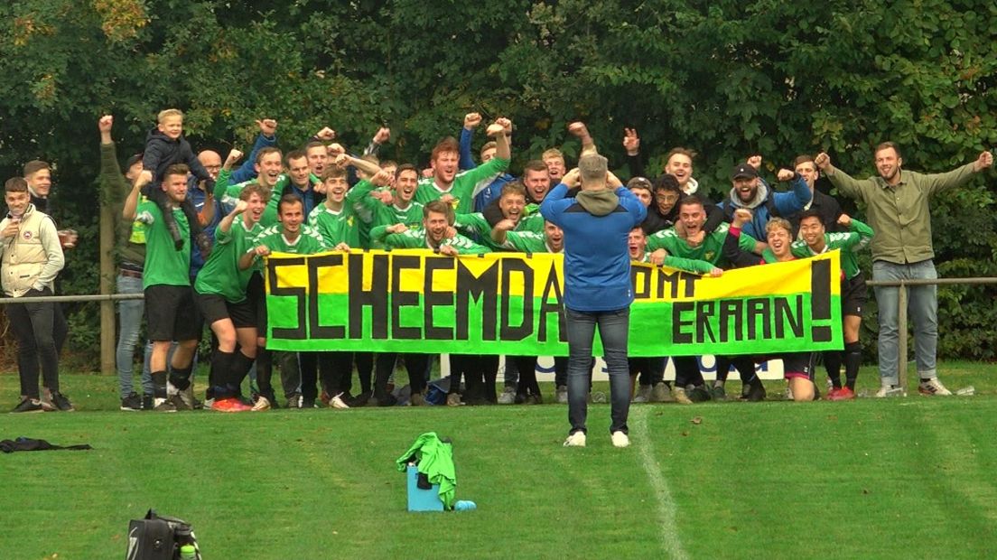 De spelers van SC Scheemda vieren de zege met de supporters