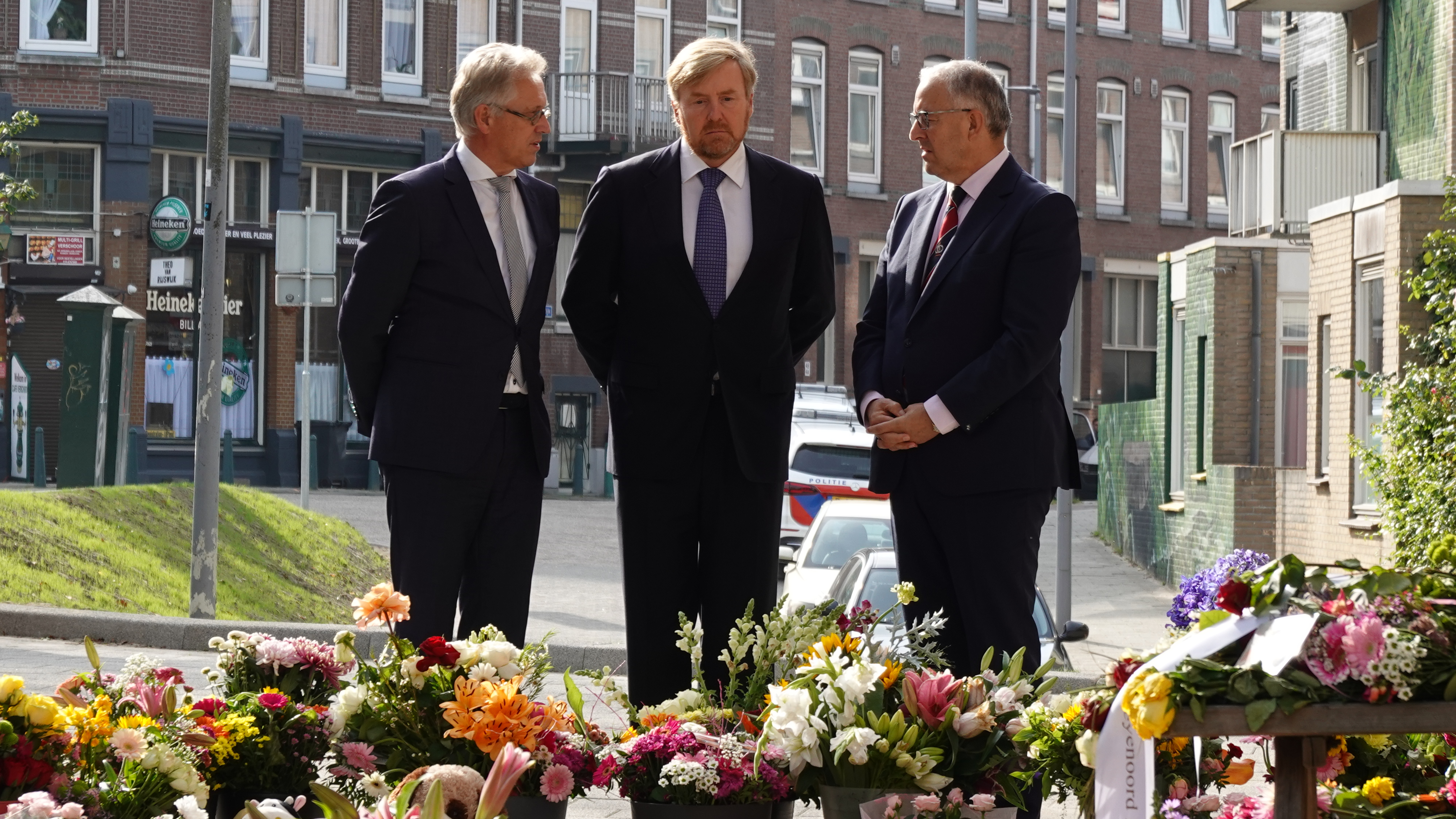 Koning Willem-Alexander Bezoekt Plek Schietdrama En Praat Met ...