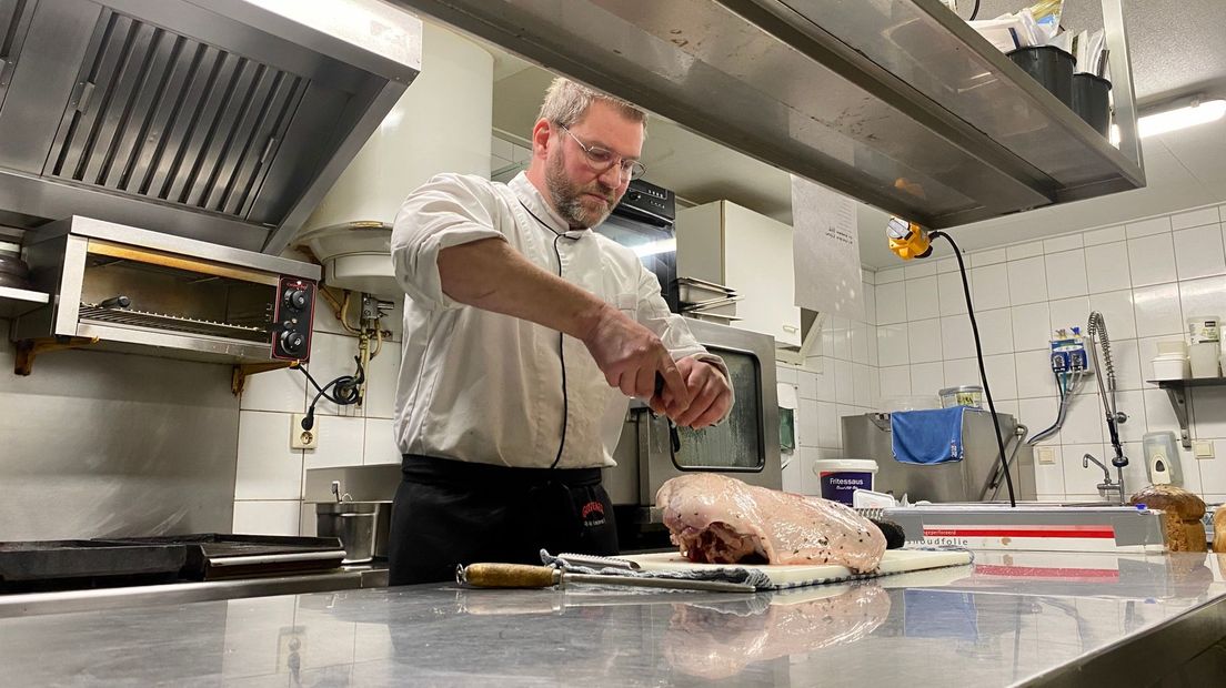 Kok Gerard Jellema aan het werk in de keuken van Dorpsrestaurant De Lange in Diever