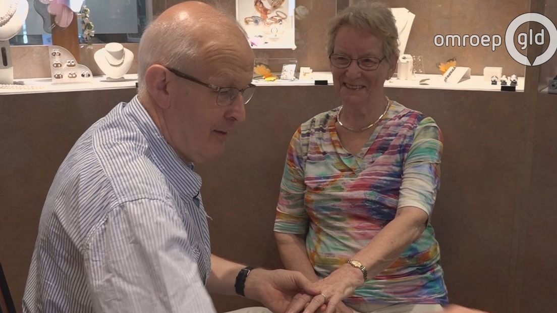 Na vijf generaties en bijna 170 jaar houdt Juwelier Slotboom in Zutphen ermee op. Er is simpelweg niemand om de zaak voort te zetten. Eind deze week begint de uitverkoop van de totale collectie en daarna gaat de deur op slot.