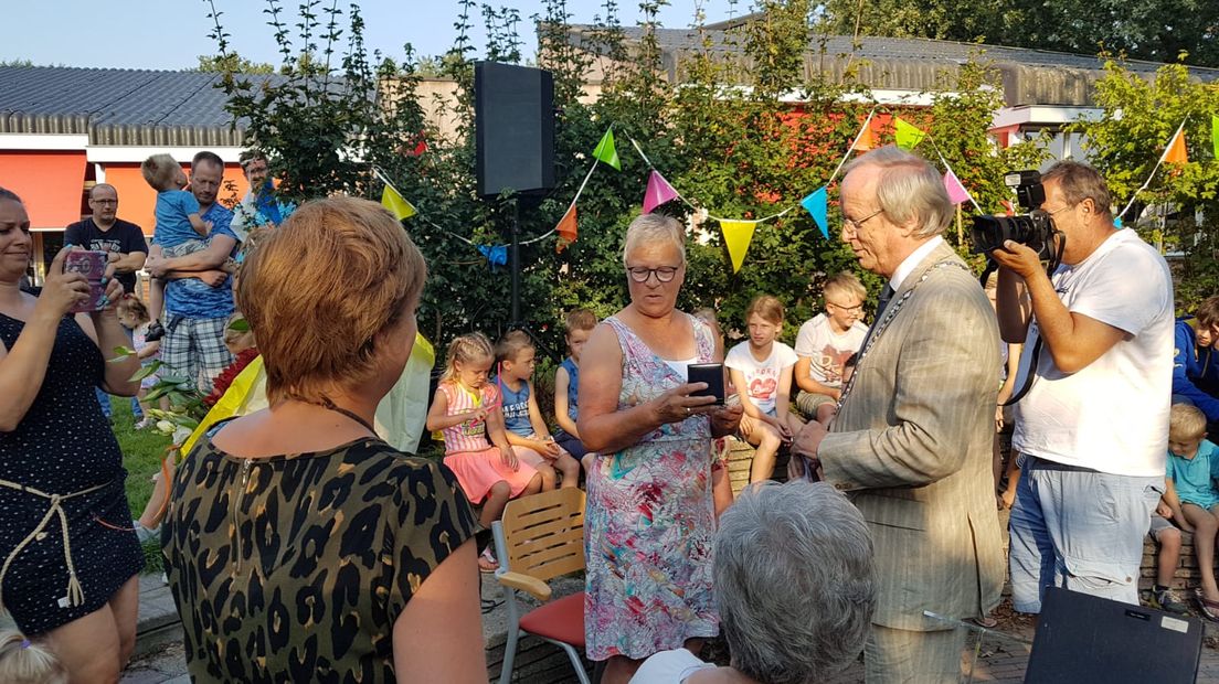 Rensina van Raalte-Doorten krijgt de erepenning uit handen van burgemeester Jager (Rechten: Stefanie de Nekker)