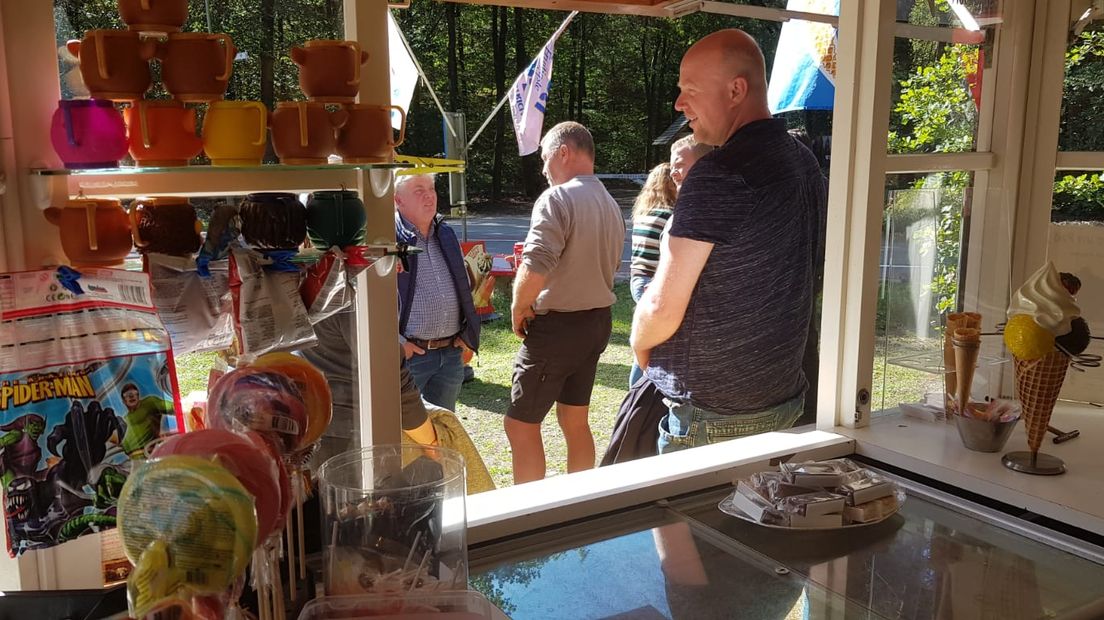 De kiosk aan de Hertenkamp in Epe. Een beeld dat al bijna 60 jaar hetzelfde is en waar menig bezoeker een ijsje, frietje of andere versnapering heeft gehaald. Maar als het aan de gemeente ligt, gaat dat beeld veranderen. De Hertenkamp kost de gemeente te veel geld en daarom is het al langere tijd bezig om het gebiedje te privatiseren. En daarmee komt er ook een einde aan de geliefde kiosk van John van Barneveld.