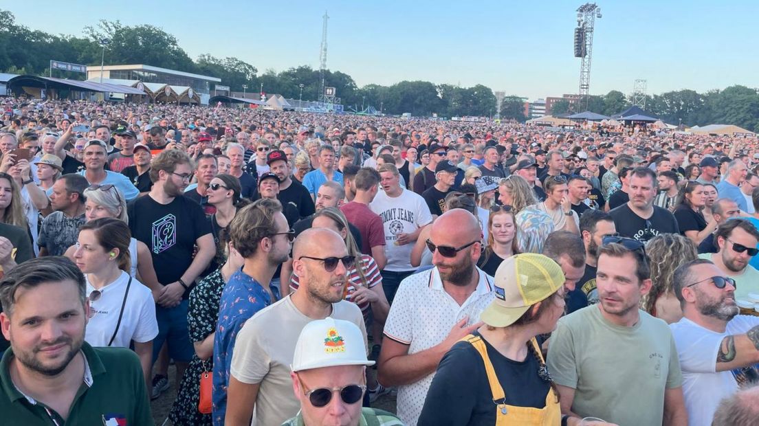 De menigte in het Stadspark tijdens het concert van Guns N' Roses