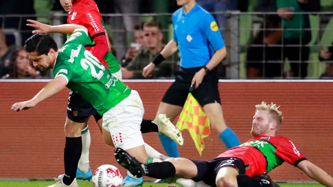 NEC heeft de uitwedstrijd tegen FC Dordrecht met 2-0 verloren. De Nijmegenaren maakten zich belachelijk met slap spel en geknoei bij de tegendoelpunten.