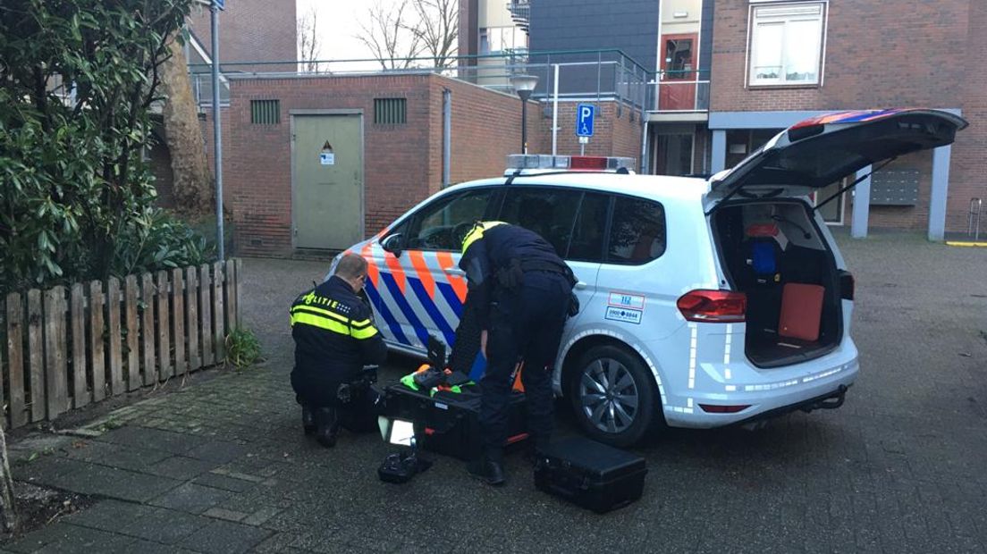 De politie doet onderzoek in de buurt.