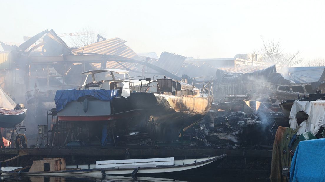 De omvangrijke schade bij de afgebrande jachtwerf is zaterdagochtend goed te zien