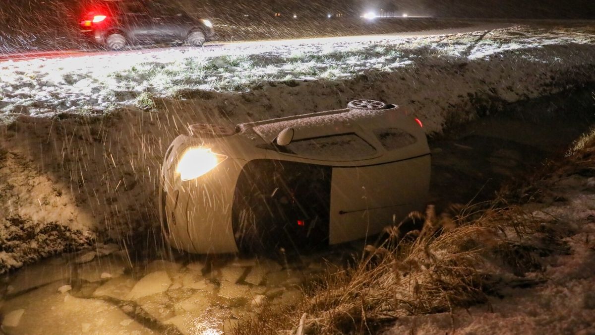 Nieuwe sneeuwbuien zorgen voor gladheid en ongelukken | Paard in de sloot bij Koufurderrige