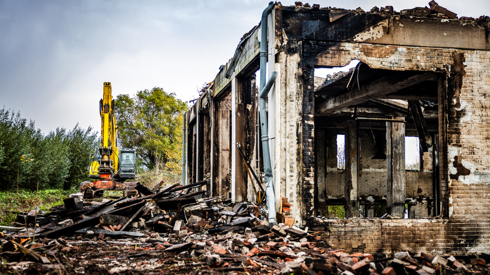 Van het voormalig woonhuis is door de brand weinig meer over