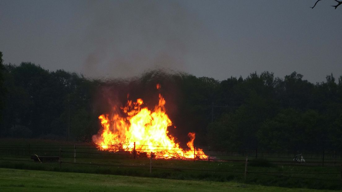 Niet een boerderij, maar een paasbult bleek in brand te staan (Rechten: Persbureau Meter)