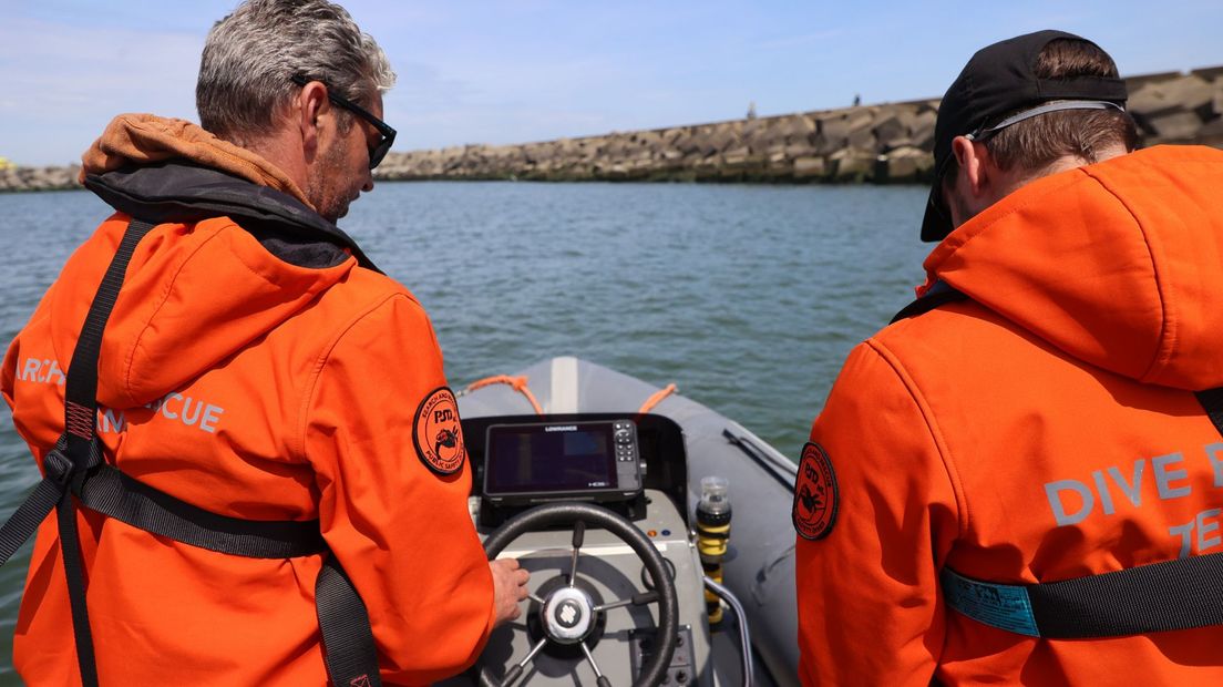 Een team van PSD Nederland  zoekt met sonar