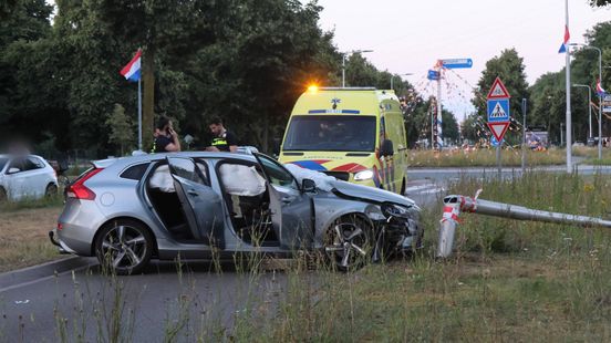 Bestuurder verliest controle en rijdt tegen lantaarnpaal, naar ziekenhuis gebracht