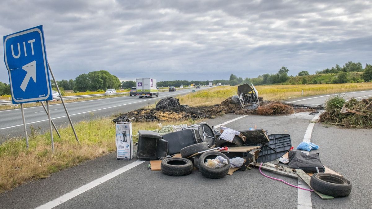 Nog steeds problemen op de A7: rommel bij Frieschepalen nog niet weg