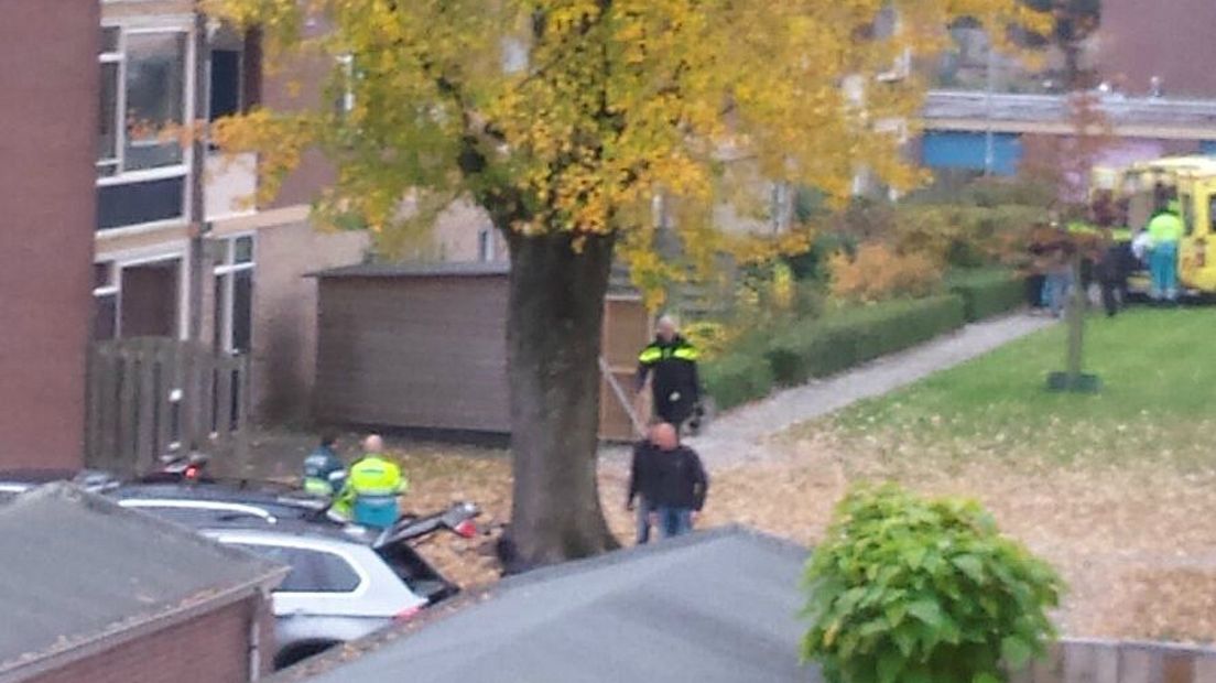 De verwarde man in Velp is aangehouden. De man is in een ambulance afgevoerd. De omgeving van een flat aan het Kemphaanplein in Velp was dinsdagmiddag enkele uren afgezet door de politie. Volgens omwonenden had de man gas in zijn huis laten lopen. De gaskraan in de flat is dichtgedraaid.