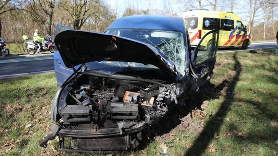 Brandweer bevrijdt mensen uit autos na ongeluk. Brandweer bevrijdt mensen uit autos na ongeluk.