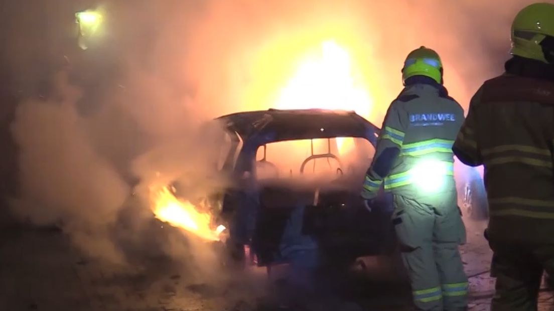 De rellende jongeren die afgelopen oud en nieuw zorgden voor zware vernielingen in Ede, gaan vrijuit. De politie meldt donderdag dat grondig onderzoek niet heeft geleid tot concrete verdachten. Omdat er geen verdere aanknopingspunten meer zijn, stopt het onderzoek nu.